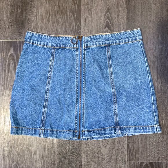 Forever 21 Zip-Front Mini Skirt - Picture 2 of 3